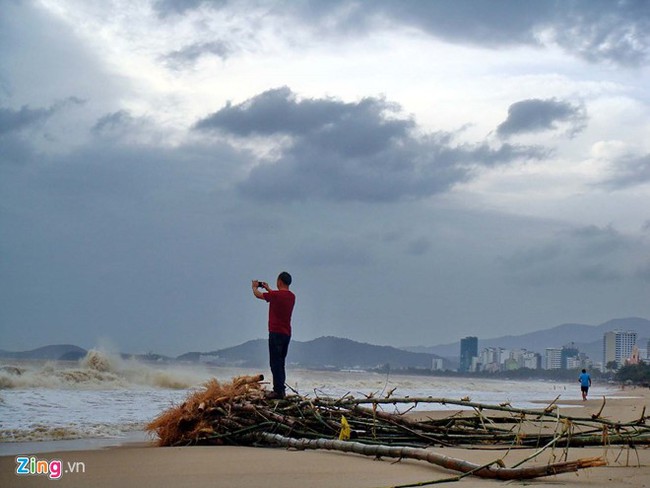 Ảnh: Bãi biển đẹp nhất thế giới biến thành bãi rác khổng lồ sau lũ - Ảnh 11.