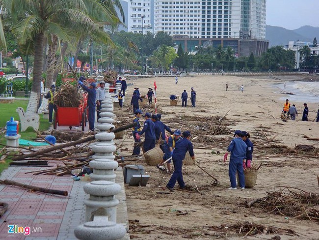 Ảnh: Bãi biển đẹp nhất thế giới biến thành bãi rác khổng lồ sau lũ - Ảnh 12.