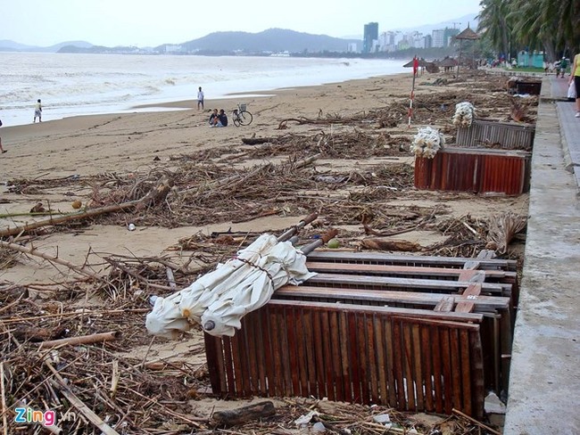 Ảnh: Bãi biển đẹp nhất thế giới biến thành bãi rác khổng lồ sau lũ - Ảnh 5.