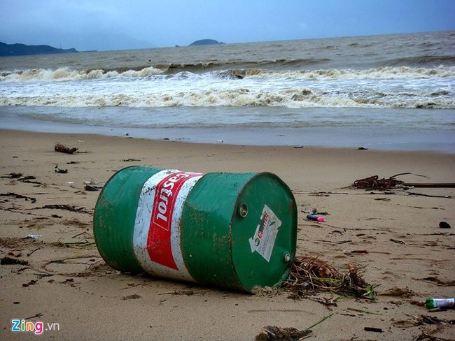 Ảnh: Bãi biển đẹp nhất thế giới biến thành bãi rác khổng lồ sau lũ - Ảnh 7.