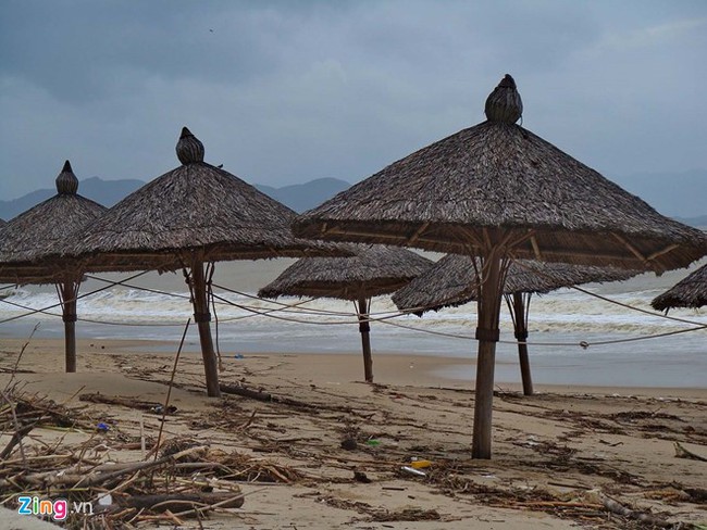 Ảnh: Bãi biển đẹp nhất thế giới biến thành bãi rác khổng lồ sau lũ - Ảnh 10.