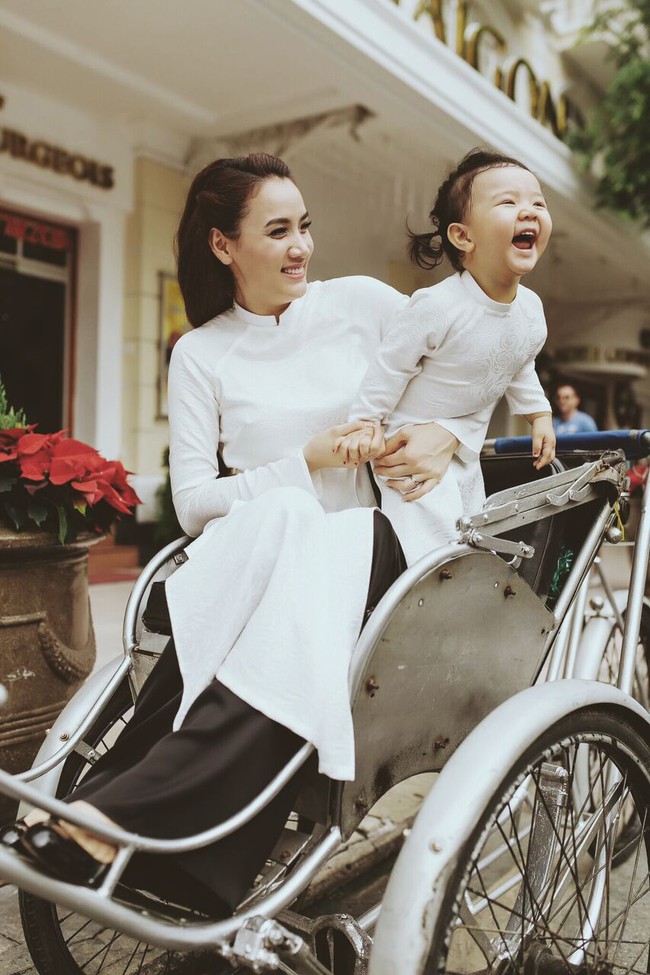 Hơn 1 tuổi, con gái Trang Nhung đáng yêu hết nấc khiến các mẹ mê mẩn - Ảnh 2.