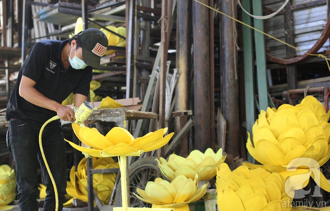 Cận cảnh nơi sản xuất gà khổng lồ trưng bày tại đường hoa Nguyễn Huệ dịp Tết Đinh Dậu - Ảnh 6.