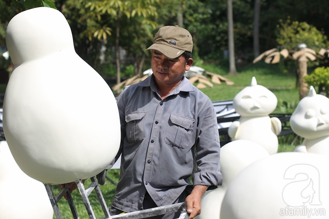 Cận cảnh nơi sản xuất gà khổng lồ trưng bày tại đường hoa Nguyễn Huệ dịp Tết Đinh Dậu - Ảnh 13.