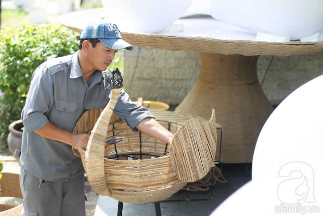 Cận cảnh nơi sản xuất gà khổng lồ trưng bày tại đường hoa Nguyễn Huệ dịp Tết Đinh Dậu - Ảnh 14.