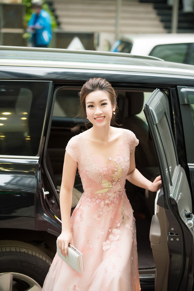 Hoa hậu Đỗ Mỹ Linh ngọt ngào như một nàng công chúa trong chiếc váy bồng bềnh - Ảnh 1.
