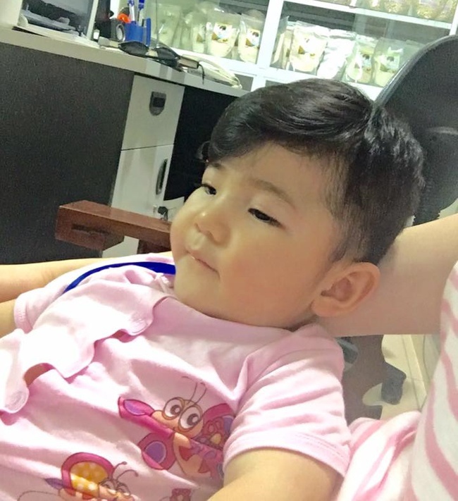 Sau gần 1 năm có mẹ nuôi, em bé Lào Cai đã tăng 10kg, bụ bẫm đáng yêu như thế này đây - Ảnh 3.