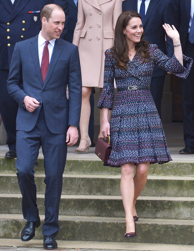 Công nương Kate lần đầu mặc cả set đồ Chanel, chi tới hơn 500 triệu cho cả trang phục lẫn phụ kiện - Ảnh 2.