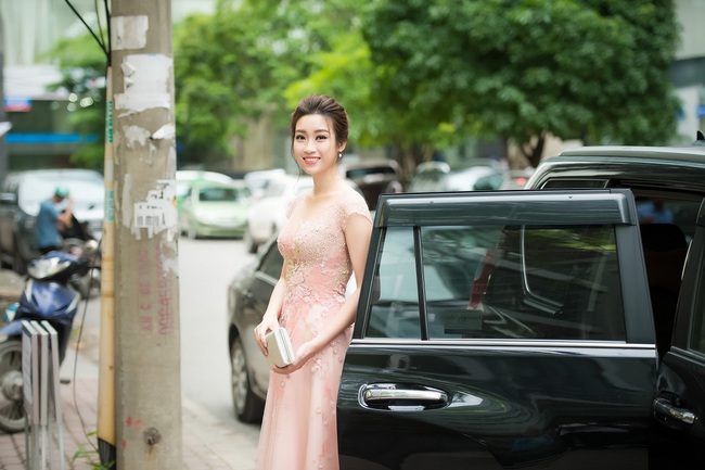 Hoa hậu Đỗ Mỹ Linh ngọt ngào như một nàng công chúa trong chiếc váy bồng bềnh - Ảnh 2.