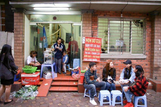 Lên phố cổ thưởng thức nộm tá lả, lắng nghe triết lý làm đủ ăn bền vững, không cần giàu của bố già vui tính - Ảnh 6.