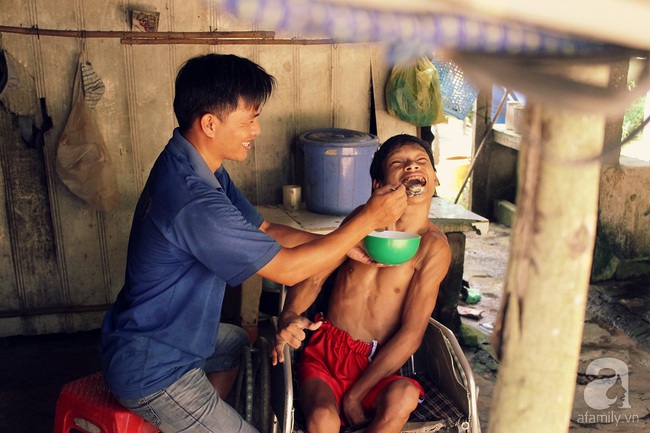 Người chồng trốn sinh con để có thời gian chăm sóc mẹ bệnh, cháu tật nguyền của vợ - Ảnh 7.