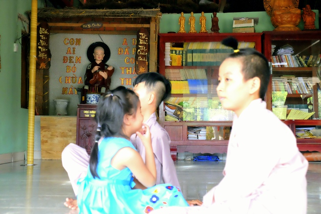 Ngoài bé Phạm Đức Lộc, còn có 96 đứa trẻ đáng thương khác đang được chùa Vạn Đức cưu mang - Ảnh 2.