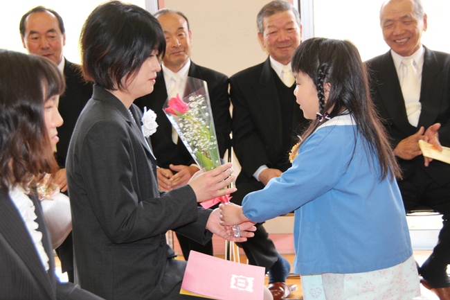 Lễ tốt nghiệp mẫu giáo tại Nhật: Ngày hội chia xa đầy nước mắt - Ảnh 4.