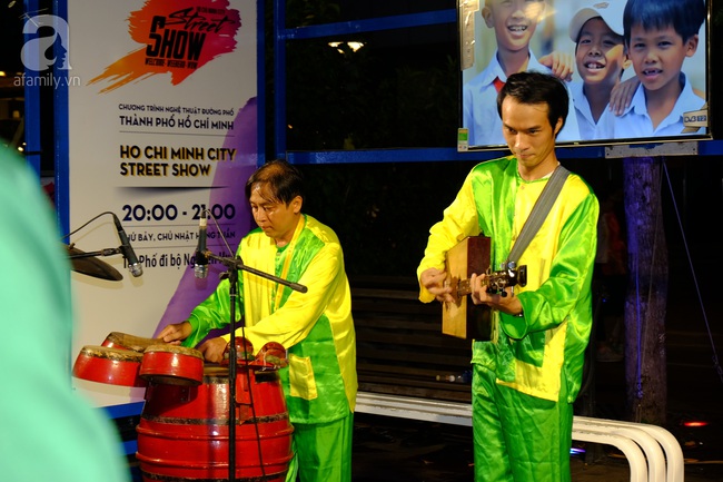 TP. HCM: Phố đi bộ Nguyễn Huệ tưng bừng, nhộn nhịp trong lần đầu tiên có show diễn nghệ thuật đường phố - Ảnh 10.