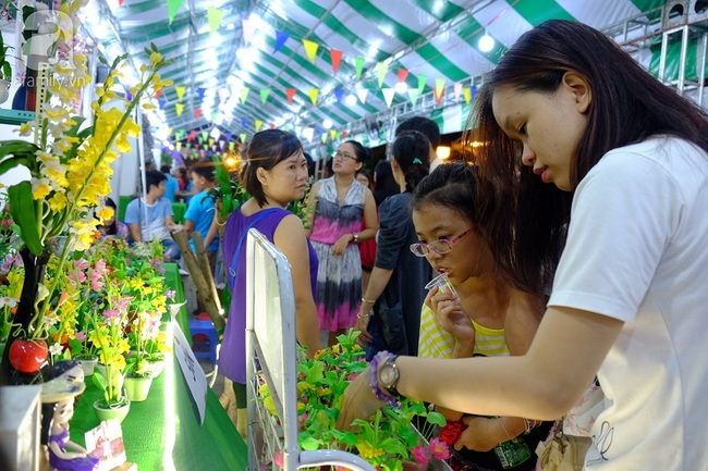 Cuối tuần, người Sài Gòn đổ về chợ phiên vỉa hè đầu tiên tại bến Bạch Đằng - Ảnh 7.
