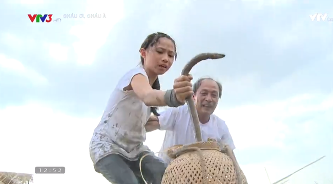 Con gái Phạm Anh Khoa hét toáng vì phải bắt lươn, đi cầu khỉ trong Cháu ơi, cháu à - Ảnh 18.