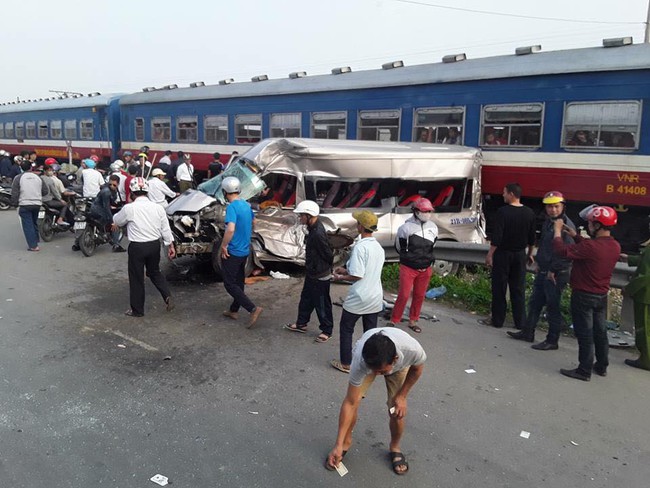 Nhiều người thương vong khi xe ô tô 16 chỗ va chạm với tàu hỏa tại Nam Định - Ảnh 1.