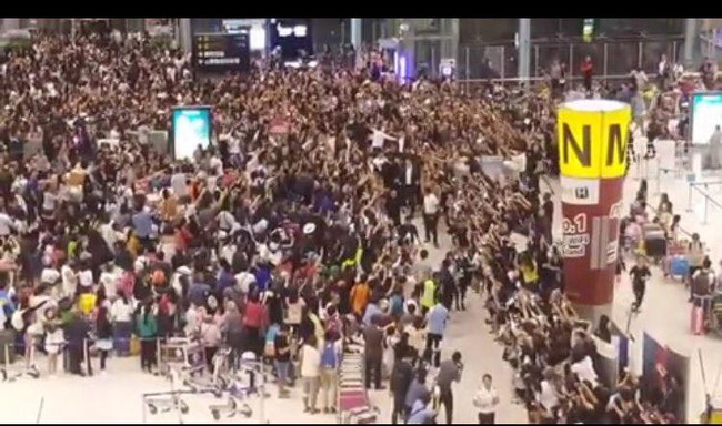 Cảnh tượng cả sân bay Thái Lan náo loạn vì Lee Min Ho - Ảnh 1.