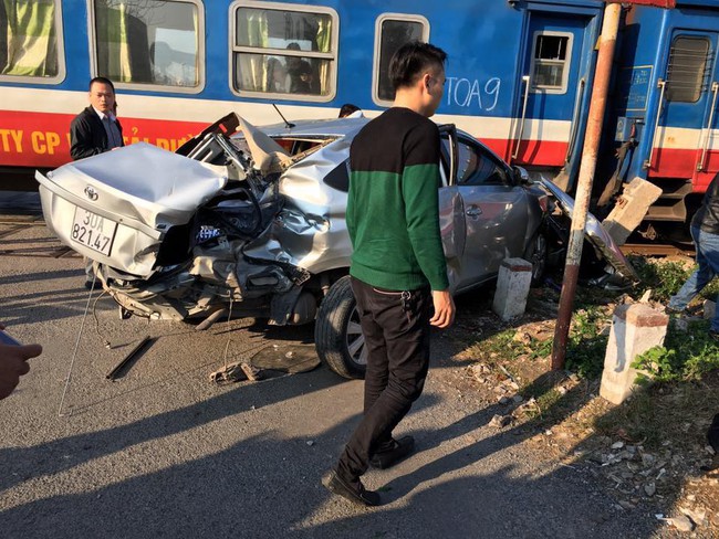 Nhiều người thương vong khi xe ô tô 16 chỗ va chạm với tàu hỏa tại Nam Định - Ảnh 8.