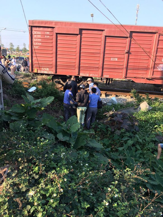 Nhiều người thương vong khi xe ô tô 16 chỗ va chạm với tàu hỏa tại Nam Định - Ảnh 9.