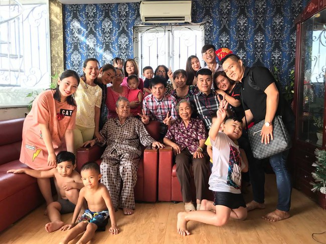 Soi nhất cử nhất động của sao Việt (5/2) - Ảnh 10.