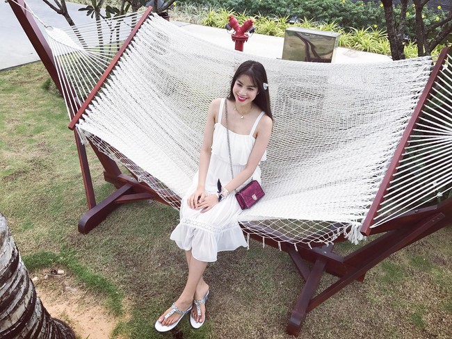 Ngọc Trinh mặc váy đi tông, Phạm Hương điệu đà hơn với váy trắng sandal bệt trong street style tuần này - Ảnh 1.