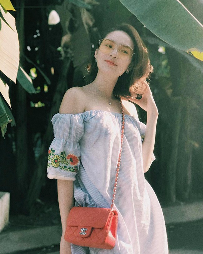 Ngọc Trinh mặc váy đi tông, Phạm Hương điệu đà hơn với váy trắng sandal bệt trong street style tuần này - Ảnh 21.