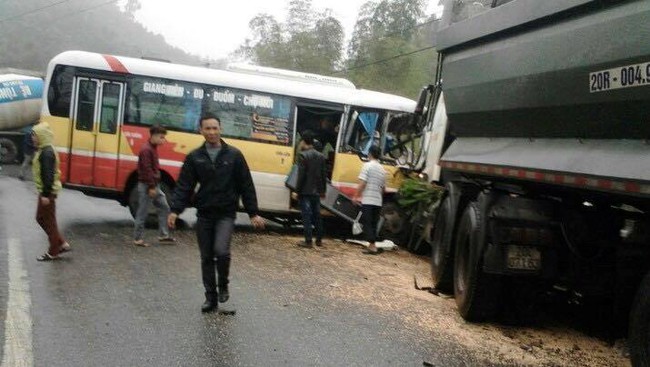 Thái Nguyên: Xe buýt đối đầu xe chở vật liệu, tài xế chết gục trên tay lái, 8 người bị thương - Ảnh 1.