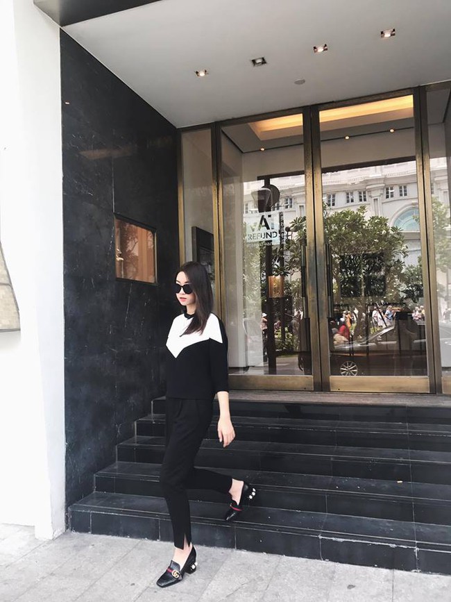 Cùng khoe street style đơn giản với quần jeans: Đỗ Mỹ Linh nhẹ nhàng, Ngọc Trinh lại khoe tiếp túi Hermes - Ảnh 2.