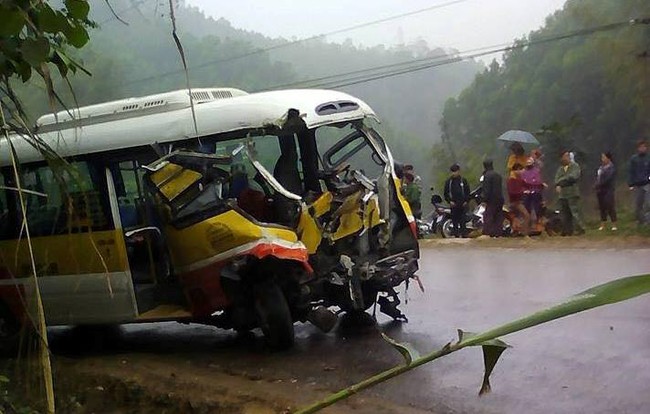 Thái Nguyên: Xe buýt đối đầu xe chở vật liệu, tài xế chết gục trên tay lái, 8 người bị thương - Ảnh 2.