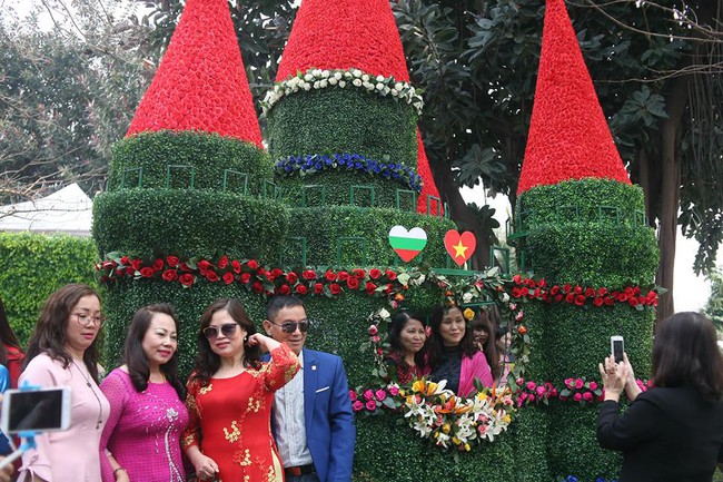 Sở Văn hóa và Thể thao Hà Nội yêu cầu tháo hoa giả, thay thế bằng hoa thật - Ảnh 2.