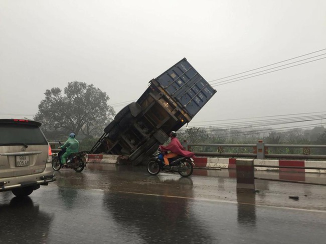 Tai nạn hi hữu: Hai xe tải dính vào nhau, cùng lao lên dải phân cách trên cầu Thanh Trì - Ảnh 3.