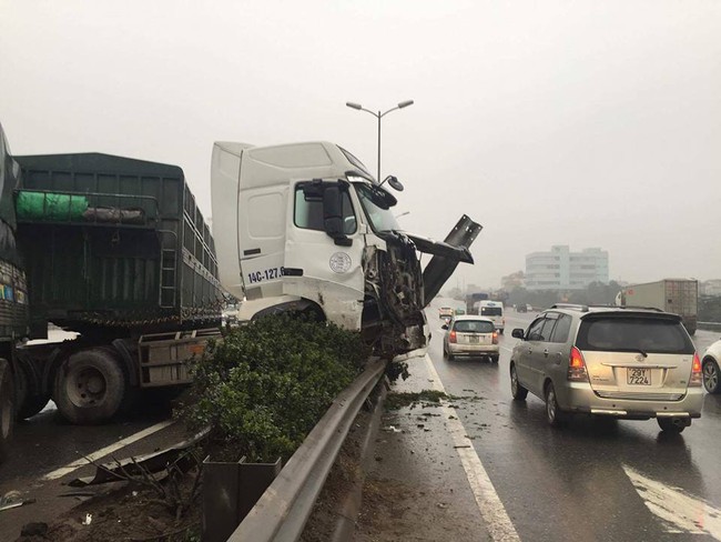 Tai nạn hi hữu: Hai xe tải dính vào nhau, cùng lao lên dải phân cách trên cầu Thanh Trì - Ảnh 1.