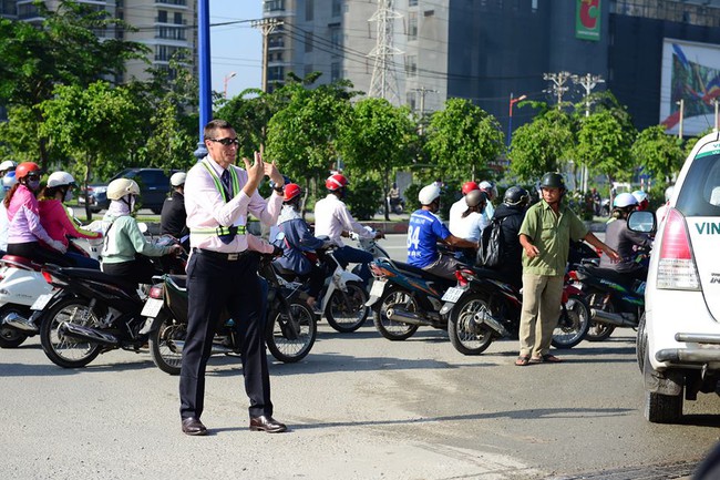 Thầy giáo Tây ở Sài Gòn mướt mồ hôi giải cứu kẹt xe vì sợ học sinh trễ giờ - Ảnh 7.