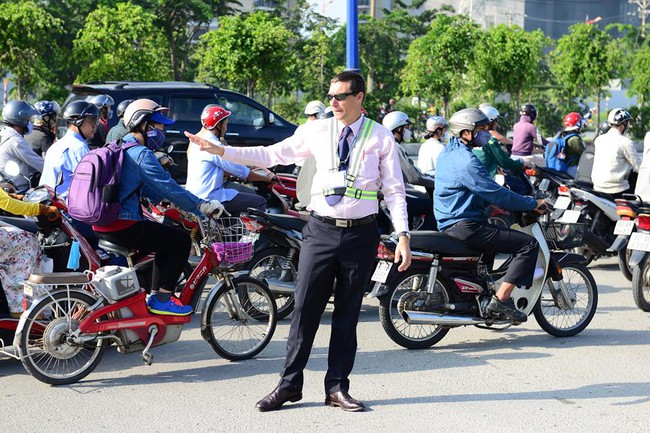 Thầy giáo Tây ở Sài Gòn mướt mồ hôi giải cứu kẹt xe vì sợ học sinh trễ giờ - Ảnh 1.