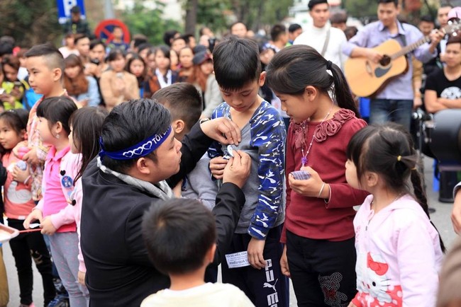 Quang Lê cùng học trò Bolero giản dị hát trên đường phố - Ảnh 4.