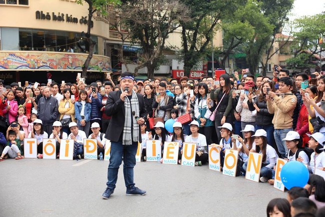 Quang Lê cùng học trò Bolero giản dị hát trên đường phố - Ảnh 6.