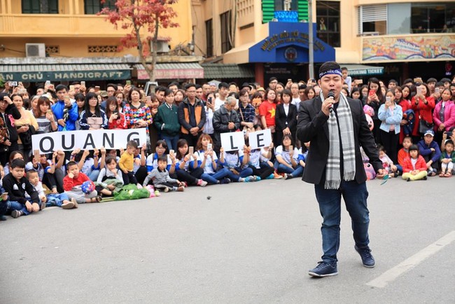 Quang Lê cùng học trò Bolero giản dị hát trên đường phố - Ảnh 3.