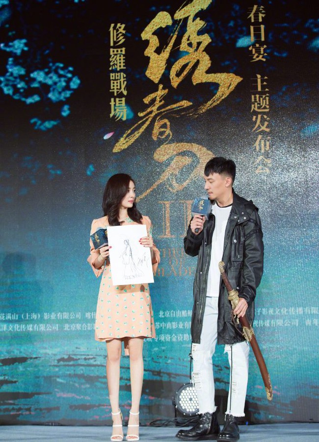 Dương Mịch xinh đẹp dịu dàng, diện váy hoa che khéo vùng bụng - Ảnh 8. Dương Mịch xinh đẹp dịu dàng, diện váy hoa che khéo vùng bụng - Ảnh 8.