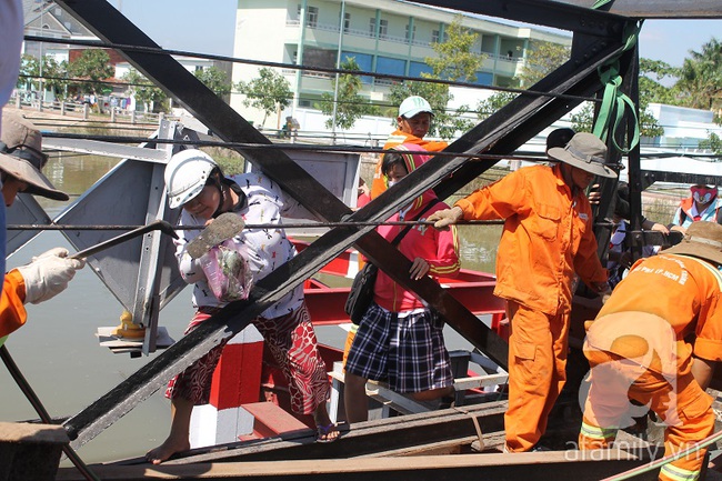 Rùng mình chứng kiến cảnh cha mẹ cõng con đánh liều đi qua cây cầu chênh vênh đang sửa chữa ở Sài Gòn - Ảnh 12.