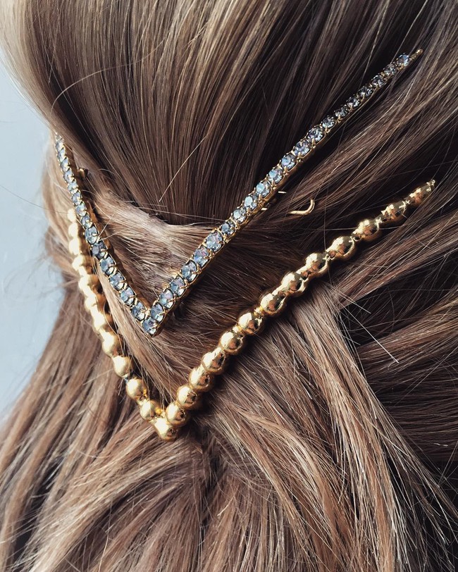 Cặp tóc kim loại - món phụ kiện nhỏ xinh tô điểm tuyệt vời cho mái tóc nàng công sở - Ảnh 19.