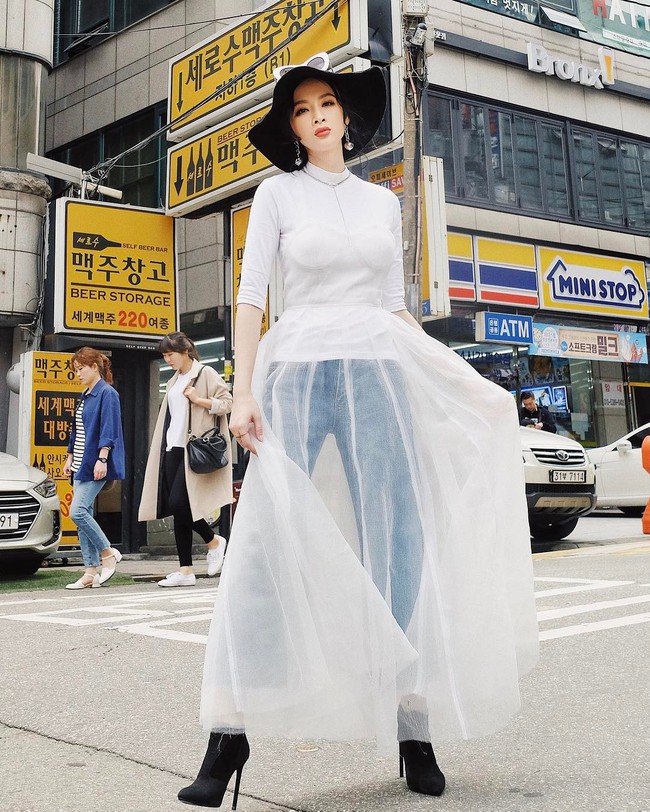 Tóc Tiên táo bạo diện đồ bơi dạo phố, Hà Tăng chỉ cần sơmi trắng là đủ đẹp trong street style những ngày qua - Ảnh 11.