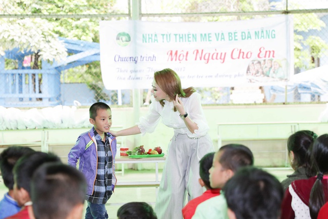 Thanh Thảo rạng rỡ cùng bạn trai Việt kiều đến Đà Nẵng làm từ thiện - Ảnh 5.