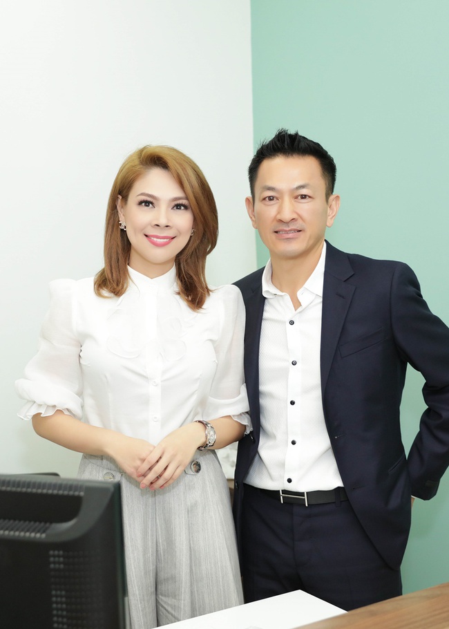 Thanh Thảo rạng rỡ cùng bạn trai Việt kiều đến Đà Nẵng làm từ thiện - Ảnh 1. Thanh Thảo rạng rỡ cùng bạn trai Việt kiều đến Đà Nẵng làm từ thiện - Ảnh 1.