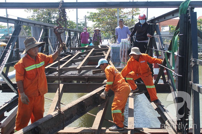 Rùng mình chứng kiến cảnh cha mẹ cõng con đánh liều đi qua cây cầu chênh vênh đang sửa chữa ở Sài Gòn - Ảnh 3.