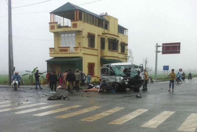 Hà Nam: Xe đi đón dâu gặp nạn, 3 người tử vong, nhiều người bị thương - Ảnh 5. Hà Nam: Xe đi đón dâu gặp nạn, 3 người tử vong, nhiều người bị thương - Ảnh 5.