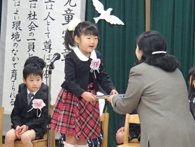 Lễ tốt nghiệp mẫu giáo tại Nhật: Ngày hội chia xa đầy nước mắt - Ảnh 5.