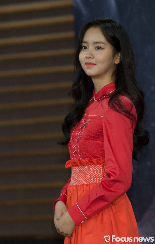 Trong phim đẹp như nữ thần nhưng ngoài đời, Kim So Hyun lại mất điểm khi ăn mặc lòe loẹt như thế này - Ảnh 1.
