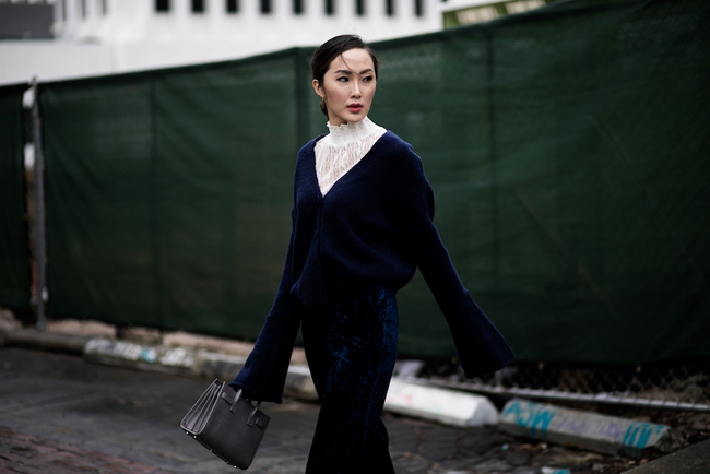 Cá tính nổi loạn hay thanh lịch nhẹ nhàng - bạn đều bắt gặp ở street style của quý cô châu Á tuần này - Ảnh 1.