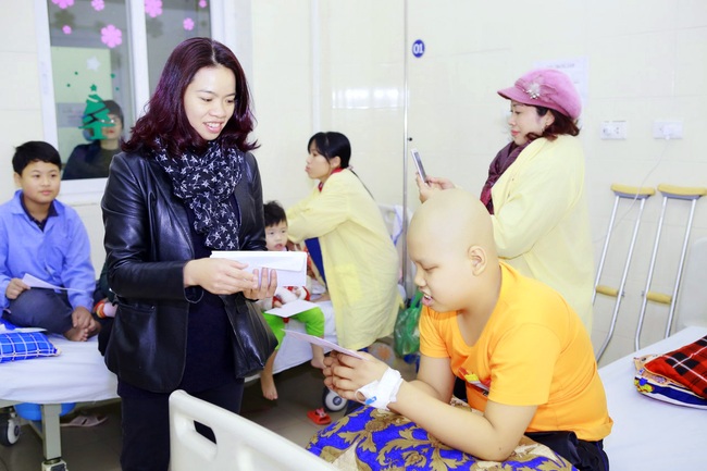Vợ Trần Lập cùng MC Anh Tuấn trao quà từ thiện cho bệnh nhân ung thư - Ảnh 5.